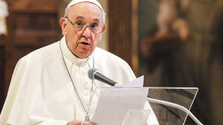Πάπας Φραγκίσκος προς γονείς: «Στηρίξτε τα παιδιά σας αν είναι γκέι»