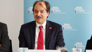 Εφιαλτική εκτίμηση Ιωαννίδη: «25.000 νεκροί την άνοιξη του '22, μη χτυπάτε τους ανεμβολίαστους»