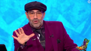 Ράδιο Αρβύλα: Με τραγιάσκα και μωβ κοστούμι ο Κανάκης!