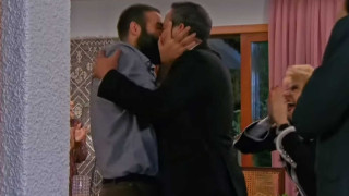 ΕΡΤ: Το φιλί που... τελείωσε το συντηρητικό προφίλ της