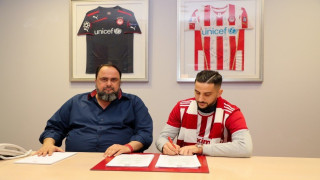 Αποθεώθηκε ο Μανωλάς και υπέγραψε με τον Ολυμπιακό