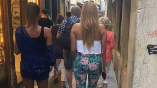 «Υγρές» η Μάρτα και η φίλη της (pic)