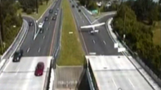 Αναγκαστική προσγείωση αεροπλάνου σε...αυτοκινητόδρομο (video)