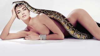 Η Ιρίνα Σάικ και η... κόμπρα (ΦΩΤΟ)