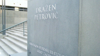 Στο άγαλμα του Ντράζεν Πέτροβιτς