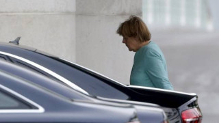 Εξαντλημένη και ξενυχτισμένη μετά το «Όχι» η Μέρκελ (pics)