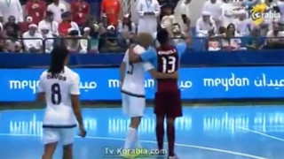 Έβγαλε σέλφι με τον Ζιζού και είδε κίτρινη κάρτα (video)