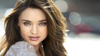 Μιράντα Κερ: Στα Κύθηρα με τη μητέρα της, η οποία πάντρεψε ομόφυλο ζευγάρι 