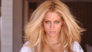 H νέα φωτογράφηση της Δούκισσας Νομικού με μαγιό