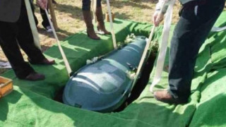 Έθαψε τον σύζυγό της μαζί με όλα του τα λεφτά!