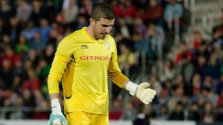 Την άφησε στα κρύα του λουτρού