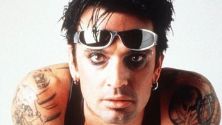 Tommy Lee: Περήφανος που είμαι Έλληνας, ακόμα περισσότερο τώρα στην κρίση!