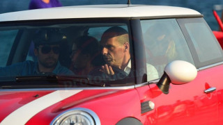 Δημοσιογράφος καταγγέλλει ότι δέχτηκε επίθεση από σωματοφύλακα του Βαρουφάκη