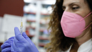 Απίστευτο: Πήγε να εμβολιαστεί με τον... ιερέα της