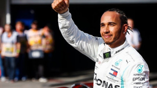 Formula 1: O Χάμιλτον μπερδεύτηκε και μπήκε στο αυτοκίνητο του Ράσελ