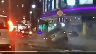 Απίστευτο βίντεο: Δρόμος «κατάπιε» αμάξι στη Ρωσία