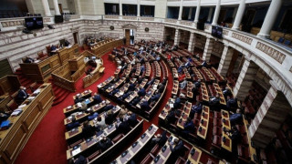 Βουλή: Κοντάρι σημαίας έπεσε στο κεφάλι υπαλλήλου χωρίς να τραυματιστεί σοβαρά