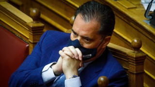 Έξαλλος ο Άδωνις με την αισχροκέρδεια στις μάσκες -«Γδέρνουν τον κόσμο Χριστουγεννιάτικα»