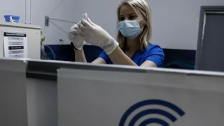 Εξετάζεται η αυτοάνοση ηπατίτιδα ως νέα παρενέργεια των εμβολίων Pfizer και Moderna