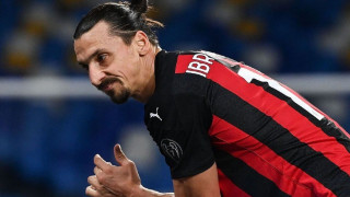 Το μεσαίο δάχτυλο του Ζλάταν, σημαίνει... «Καλά Χριστούγεννα»