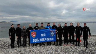 Πρόκληση Τουρκίας με σπουδαστές του Ναυτικού να «δείχνουν» το Καστελλόριζο