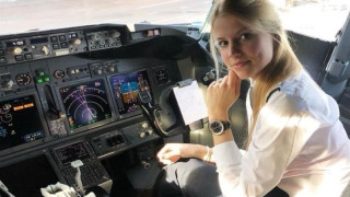 Η εντυπωσιακή πιλότος και influencer που κατακτά τους αιθέρες