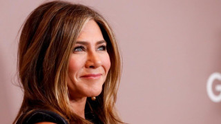 Η Τζένιφερ Άνιστον γυμνάζεται με μαύρο κορμάκι και γόβες