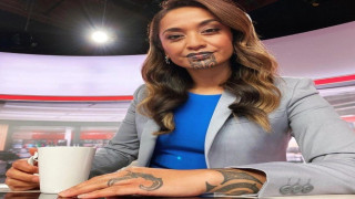 Η πρώτη παρουσιάστρια ειδήσεων με τατουάζ των Μαορί στο πρόσωπο, έγραψε ιστορία