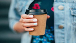 Πλαστικά: Από την Πρωτοχρονιά η επιβολή περιβαλλοντικής εισφοράς στα κύπελλα του καφέ