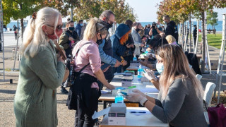 Τεράστιες ουρές για ένα rapid test - Πώς μπορεί να βοηθήσει στην ταλαιπωρία το self test