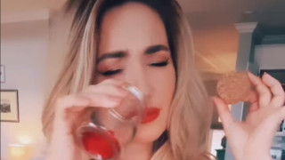 Απίστευτο περιστατικό: Αμερικανίδα πουλάει βαζάκια με τα αέριά της και βγάζει χιλιάδες δολάρια