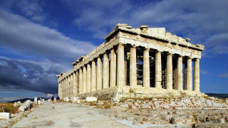 Σάλος με την ταινία «Ξεπαρθενών» και το γκέι ζευγάρι που κάνει σεξ στην Ακρόπολη!