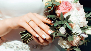 Απίστευτο και όμως αληθινό: Γυναίκα παντρεύτηκε με δέντρο - Πως έκανε το επίθετο της