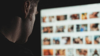 Νέο «revenge porn»: Καταγγελία γνωστής τραγουδίστριας κατά πρώην μπασκετμπολίστα