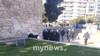 Βιασμός 24χρονης: Νεολαίοι του ΣΥΡΙΖΑ μπήκαν στον Λευκό Πύργο