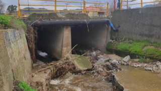 Χαλκιδική: Γέφυρα που οδηγεί σε σχολείο κόπηκε στα δύο εξαιτίας της κακοκαιρίας