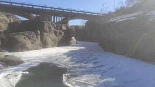 Πάγωσε ο Βενέτικος ποταμός στα Γρεβενά