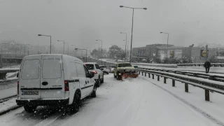 Εισαγγελική έρευνα για τους εγκλωβισμένους οδηγούς και το χάος στην Αττική οδό