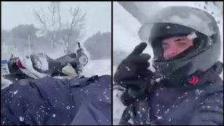 Κακοκαιρία «Ελπίς»: Ντελιβεράς έπεσε 5 φορές για να παραδώσει παραγγελία: «Σταματήστε να παραγγέλνετε»