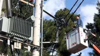 80χρονη κυνήγησε με τη μαγκούρα συνεργείο του ΔΕΔΔΗΕ