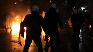 Επεισόδια και προσαγωγές στη Θεσσαλονίκη - Οπαδοί επιτέθηκαν στα ΜΑΤ