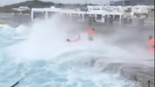 Σκηνές τρόμου στην Τήνο για τους καβοδέτες που τους παρέσυρε το κύμα