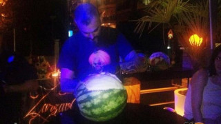 Ο σεφ από τη Θεσσαλονίκη που... ζωγραφίζει τη Μέρκελ πάνω σε καρπούζι! (pics) 