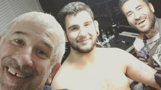 Μπαμπάς και υιός Φιλιππίδης για τατουάζ στον Γιώργο Μαυρίδη! (ΦΩΤΟ)