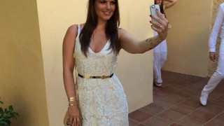 Τουλάχιστον η κούκλα κόρη του Άρνεσεν είναι άνετη... (pic)