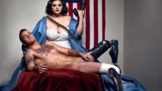 Βετεράνοι του πολέμου φωτογραφίζονται γυμνοί σε ένα  υπέροχο λεύκωμα