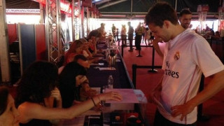 Α-Π-Ι-Σ-Τ-Ε-Υ-Τ-Ο: Οπαδός της Μπάρτσα ψήφισε με φανέλα της Ρεάλ!