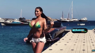 Πασαρέλα με «καυτό» σορτσάκι (Vid)