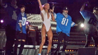 Η μαυρισμένη σέξι Στικούδη (Pics)