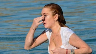 Στη Μύκονο η Λίντσεϊ Λόχαν (vid)